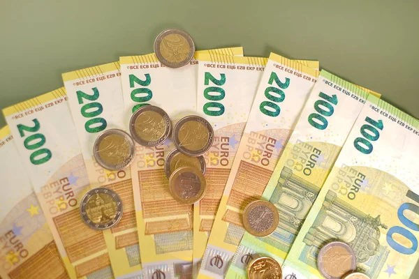 Money.Euro moneda. billetes en euros con un fondo verde.Dinero y financiación.Finanzas y ahorros — Foto de Stock