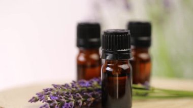 Lavanta yağı. Kahverengi yağ şişeleri ve lavanta çiçekleri. Aromaterapi ve masaj. Lavanta kokulu esans..