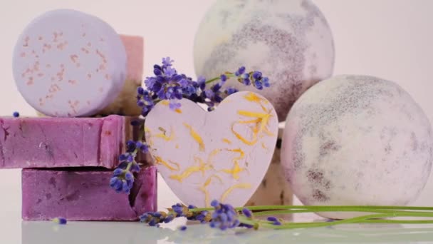 Lavendel Badbommen en lavendelbloemen Schoonheid en aromatherapie — Stockvideo