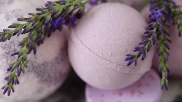 Bom mandi diatur dan lavender bunga pada background.Beauty putih lusuh dan aromatherapy.bath bom ditetapkan dengan aroma lavender. Kosmetik alami organik untuk tubuh dengan ekstrak lavender — Stok Video