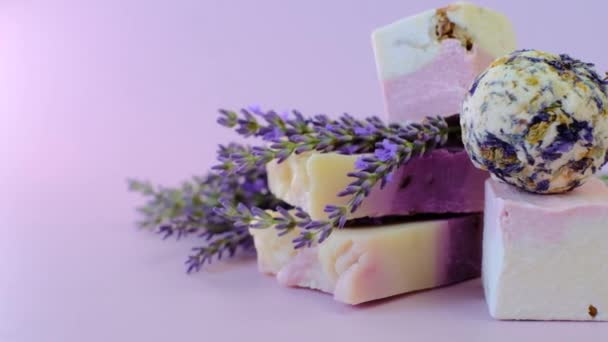 ラベンダー石鹸とバストリュフ紫色の石鹸とラベンダーの花のバー — ストック動画