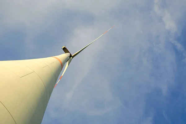 Windkraftanlagen am blauen Himmel background.wind generator Bottom view. Alternative Energiequellen. Natürliche Windenergie — Stockfoto
