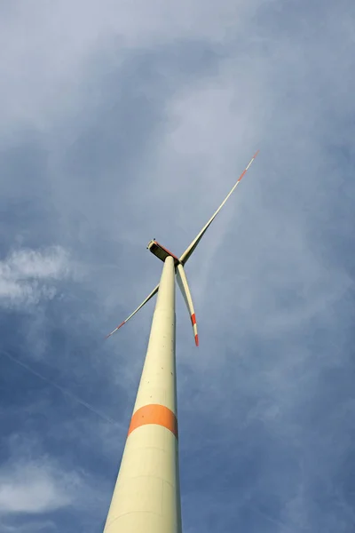 Windkraftanlagen am blauen Himmel background.wind generator. Alternative Energiequellen. Natürliche Windenergie — Stockfoto
