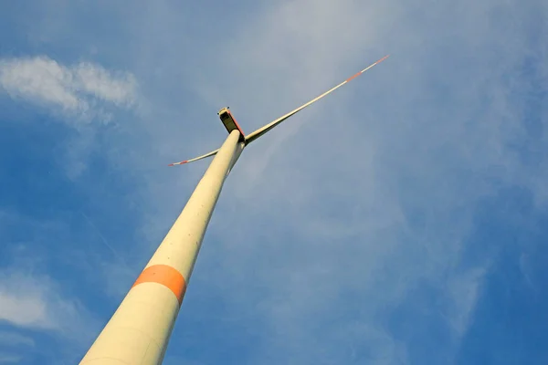 Windräder auf blauem Himmel Hintergrund. Ansicht von unten. Alternative Energiequellen. Natürliche Windenergie .Wind Generator — Stockfoto