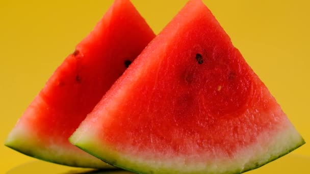 Vattenmelon. Skivor av vattenmelon på en ljusgul bakgrund. — Stockvideo