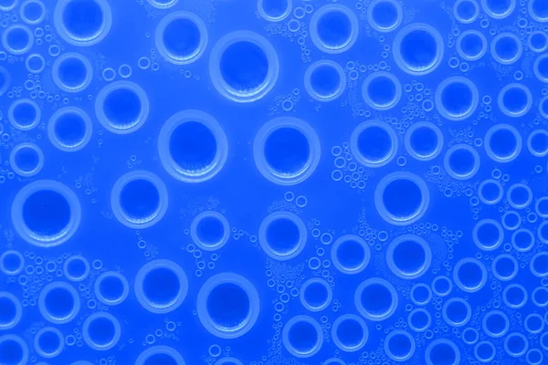 Wasserblasen Oberfläche. Tapete Telefon. Hintergrund mit Tropfen in Blautönen. Wasserblasen und Tropfen Textur. Blaue Kreise Muster — Stockfoto