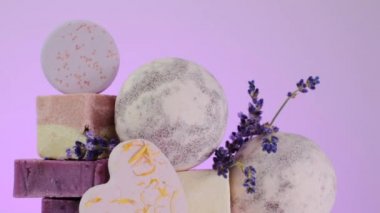 Lavanta banyosu bombaları ve lavanta çiçekleri. Güzellik ve aroma terapisi.