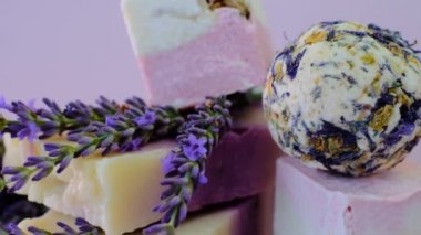 Lavanta banyosu bombaları ve lavanta çiçekleri. Güzellik ve aromaterapi. Lavanta kokulu banyo bombası. Lavanta özlü vücut için organik doğal kozmetik.