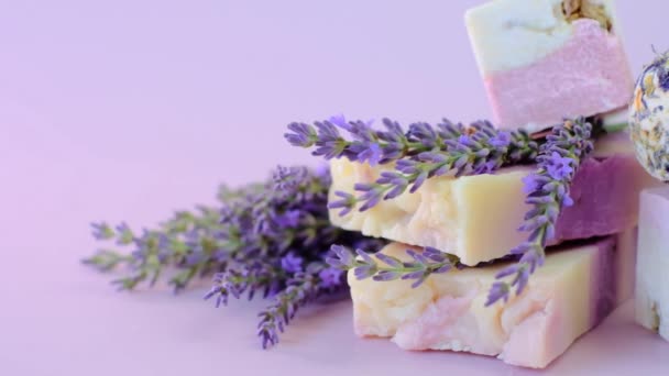 Lavendel Badebomben und Lavendelblüten. Schönheit und Aromatherapie. Badebombe mit Lavendelduft. Biologische Naturkosmetik für Körper mit Lavendelextrakt — Stockvideo