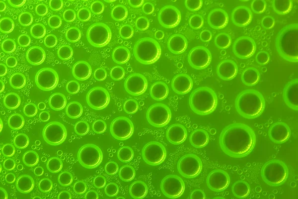 Bolhas de água verde background.wallpaper phone.Abstract fundo com gotas em tons verdes. Bolhas de água e gotas textura. padrão círculos verdes — Fotografia de Stock