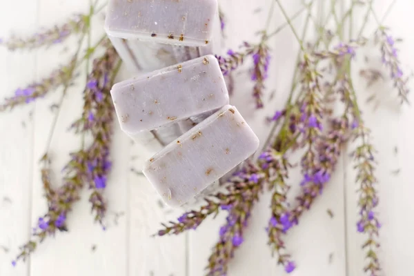 Lavendelzeep. paarse zeeprepen en lavendeltakken op een armoedige chique achtergrond.Schoonheid en aromatherapie. — Stockfoto