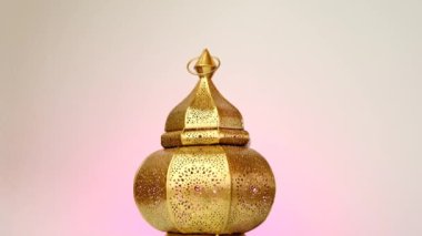 Müslüman fener Mübarek pembe arka planda. Ramazan zamanı.