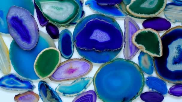 Agate Stone háttér. Agate kék, zöld és lila szeletek készlet.Természetes kövek gyönyörű felület. — Stock videók