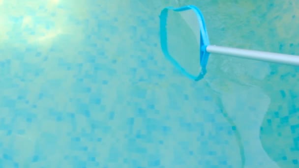 Limpieza de la piscina.Filtración de agua con una red en la piscina. herramienta de limpieza slow motion.Pool — Vídeo de stock