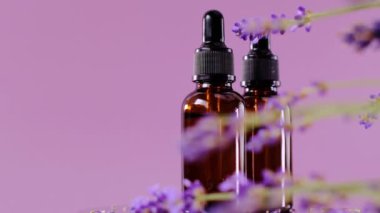 Lavanta yağı ve lavanta çiçeği. Lavanta kokulu esans.