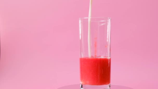 Cocktail aux fraises avec smoothies à la crème.. — Video
