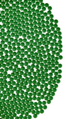 Klorella yosun tabletleri beyaz arka planda izole edilmiş. Deniz yosunu besin takviyeleri. Klorella Toz Tabletleri. Brüksel yosunu. Alternatif tıp ve homeopati.