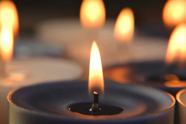 Chama de vela. Velas brancas e azuis em chamas. Fundo de velas. Zen e relaxamento.Magia e esotérico. — Fotografia de Stock