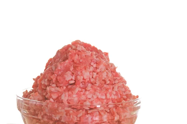 切碎的猪肉在白色背景上隔绝的透明杯子中的新鲜生肉切碎肉质肉制品切碎生肉切碎 — 图库照片