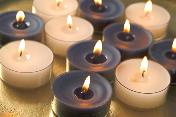 Chama de vela. Velas brancas e azuis em chamas. Fundo de velas. Zen e relaxamento. — Fotografia de Stock