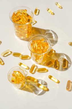 Laboratuvar şeffaf kapsüllerinde balık yağı jelatin kapsülleri. Sağlıklı beslenme ve gıda takviyeleri. Omega yağ asitleri. Balık yağı kapsülleri. Doğal destek ve vitamin.