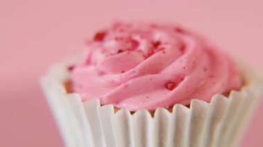 Çilekli pasta. Pembe arka planda kremalı pembe kek. Tatlılar ve tatlılar. Döndürme