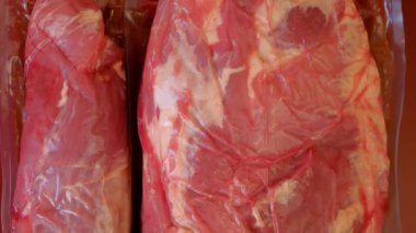 Elektrik süpürgesinde et ve domuz yağı. Çiğ et. Et ürünleri. Protein besin. Çiftlik organik bio eti. Kırmızı arka planda kırmızı et.