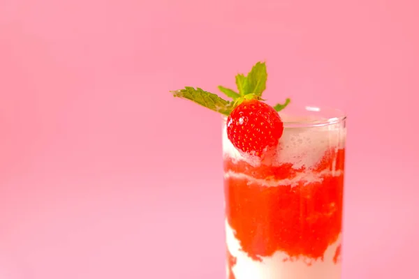 Cocktail aux fraises avec crème smoothies aux baies. Cocktail rose et crème dans un gobelet de verre aux fraises et brins de menthe — Photo