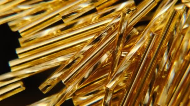 Bugle or sur un fond noir. Perles d'or.Fond géométrique abstrait en or et en noir. Rotation. — Video