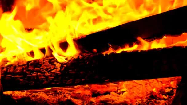 Płomień ognia.Drewno opałowe płonie w kominku.Przytulny nastrój. Ogień płomienia.Gorące dzienniki płoną — Wideo stockowe