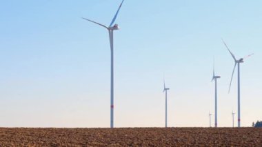 Rüzgar türbinleri. Yenilenebilir enerji. Rüzgar jeneratörü. Alternatif enerji kaynakları.