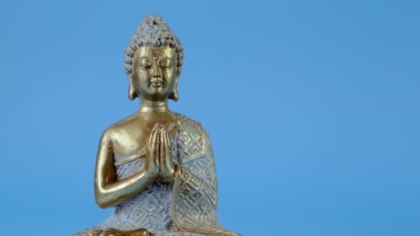 Zen.Buddha szobor a kék háttérben.Meditáció és pihenés jelkép.Buddhizmus vallás háttere.Nyugodt, egyensúly és harmónia.