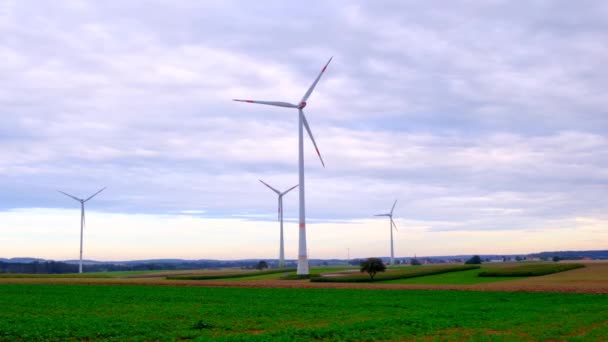 Vindturbiner på molnig himmel bakgrund.Förnybar energi nature.wind generator. Alternativa energikällor. Naturlig vind energi symbol — Stockvideo