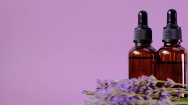 Lavanta özü yağ ve çiçekler. Aromaterapi ve masaj.