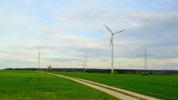 Zielona energia. Generatory wiatrowe na polach.Odnawialne źródło energii. Energia wiatrowa. Koncepcja energii przyjaznej dla środowiska. — Wideo stockowe