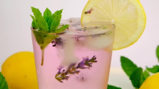 Cocktai di lavanda e fiori di lavanda. Cocktail estivo. Bevande estive. Bevanda al limone alla lavanda.. — Video Stock
