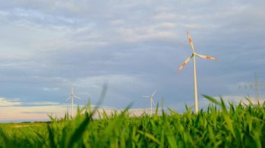 Rüzgar jeneratörleri. Yeşil enerji. Doğal enerji tüketimi. Rüzgar enerjisi. Çevre dostu enerji. 