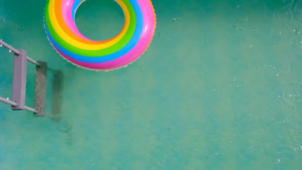 Anello di nuoto arcobaleno in piscina.Stagione balneare. Tempo estivo. — Video Stock