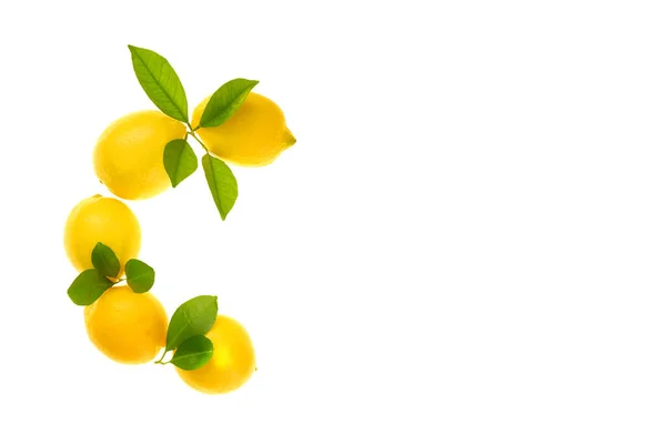 Витамин С. Буква С изготовлена из лимонов, выделенных на белом фоне. Витамины и минералы. Медицина и здравоохранение — стоковое фото
