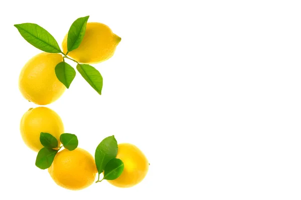 Витамин С. Буква С изготовлена из лимонов с листьями изолированы на белом фоне. Витамины и минералы. Медицина и здравоохранение — стоковое фото