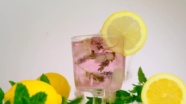 Um cocktail refrescante. Coquetel de lavanda e flores de lavanda. câmera lenta.Lavanda bebida de limão. — Vídeo de Stock