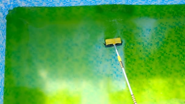 Zwembaden schoonmaken. Algen in het zwembad. Reiniging van groene algae.borstelen van een zwembad. Zwembadreinigingstool.slow motion. — Stockvideo