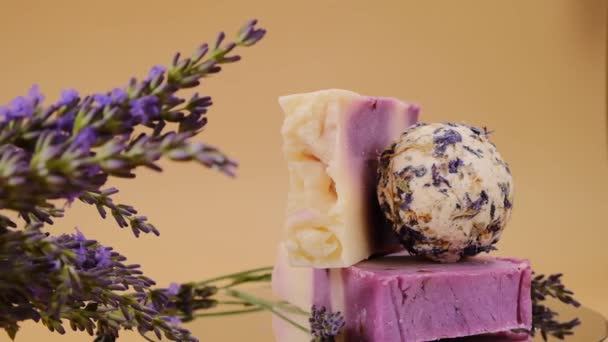 Lavendel tvål och bad tryffel, lavendel grenar på en beige bakgrund. — Stockvideo