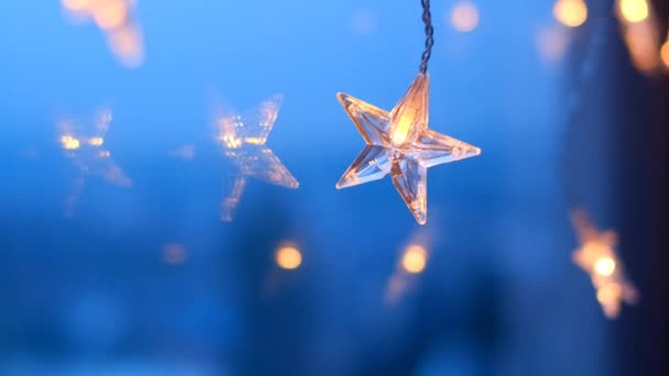 Sternengirland.Weihnachten und Neujahr. Leuchtender Stern auf blauem Hintergrund. Festliche Dekoration. Leuchtende Festtagsgirlanden — Stockvideo