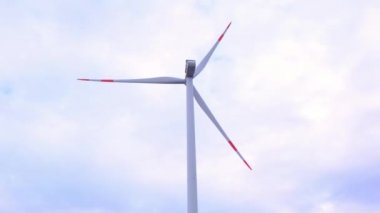 Bulutlu arka planda rüzgar türbinleri. Alternatif enerji. Doğanın yenilenebilir enerjisi. Rüzgar jeneratörü..