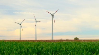 Rüzgar enerjisi. Rüzgar türbinleri. Çevre dostu doğal enerji kaynağı