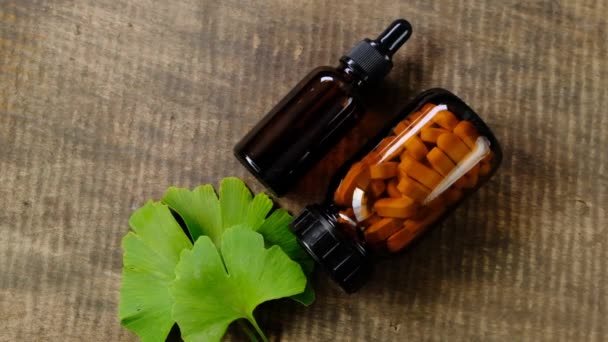 Ginkgo biloba pills.Ginkgo biloba tablets and liquid ginkgo extract.Alternative medicine and homeopathy. — Stock Video