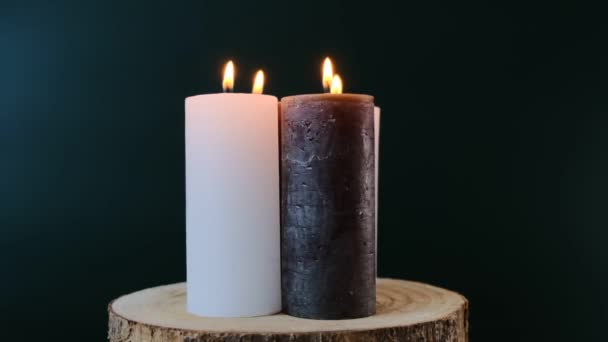 Adventskerze. Weihnachten vier Kerzen. Vier brennende Wachskerzen auf einem Holzschnitt auf dunkelgrünem Hintergrund.. — Stockvideo