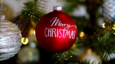 Mutlu Noeller. Kırmızı Noel balosu, parlak çelenkli Noel ağacı. Kış tatili..