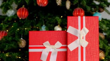 Noel hediyeleri. Noel ağacı arkaplanında kırmızı hediye kutuları. Noel ve Yeni Yıl tatili.